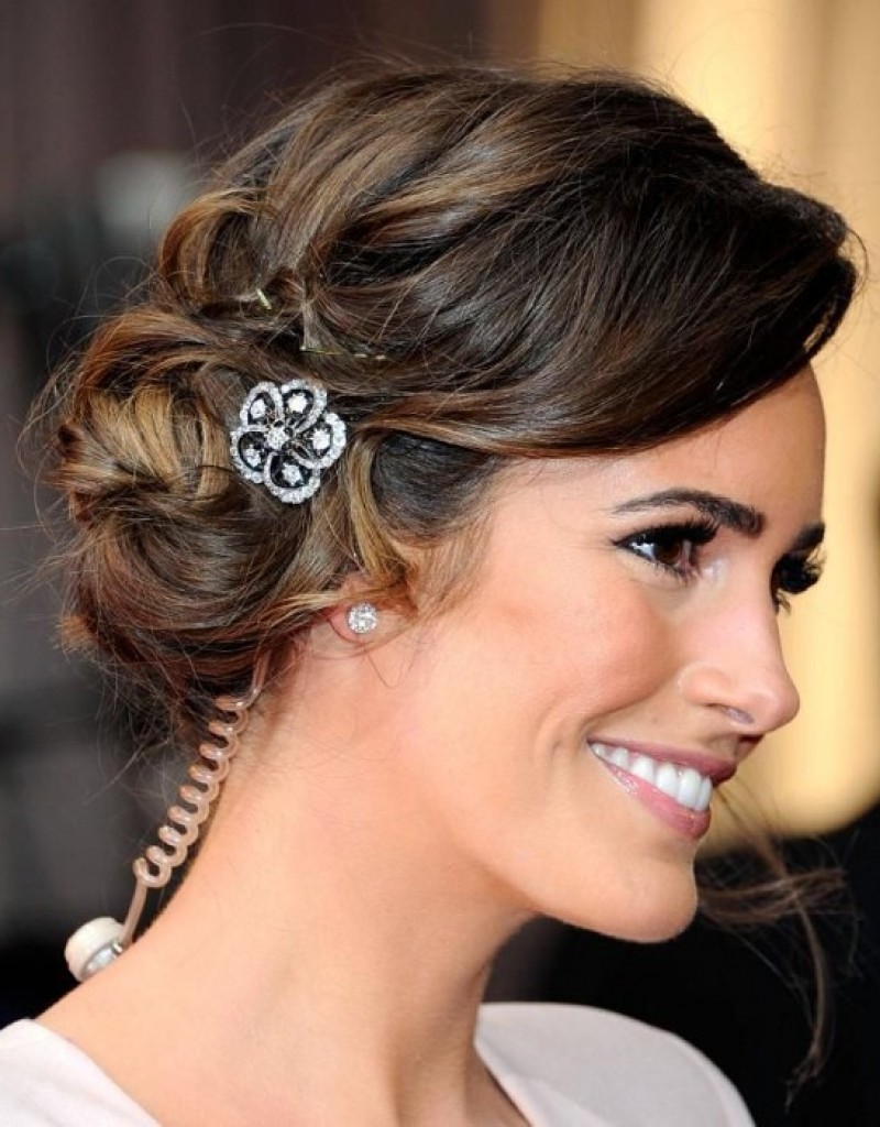 indian bridal hairstyle round face