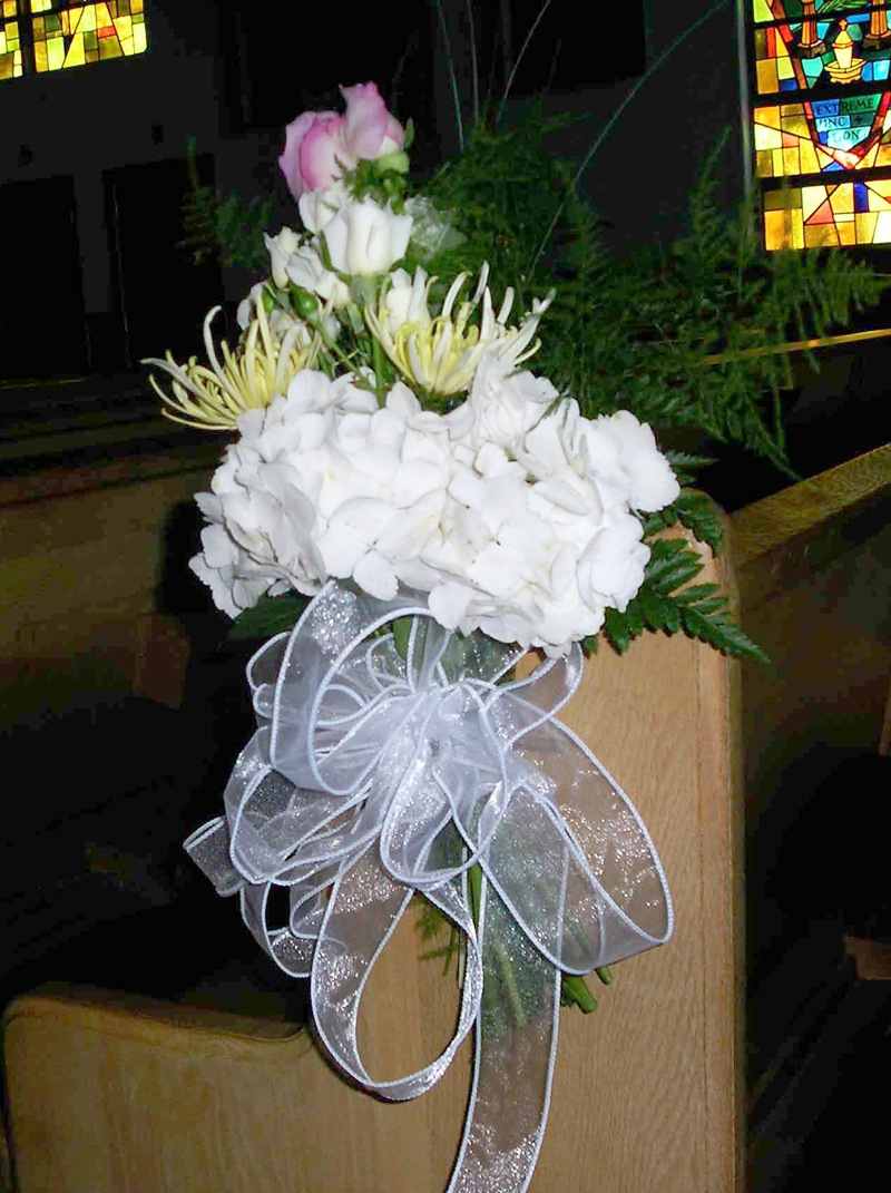 Hoogasian-Flowers-Lavender-White-Pew-Decoration