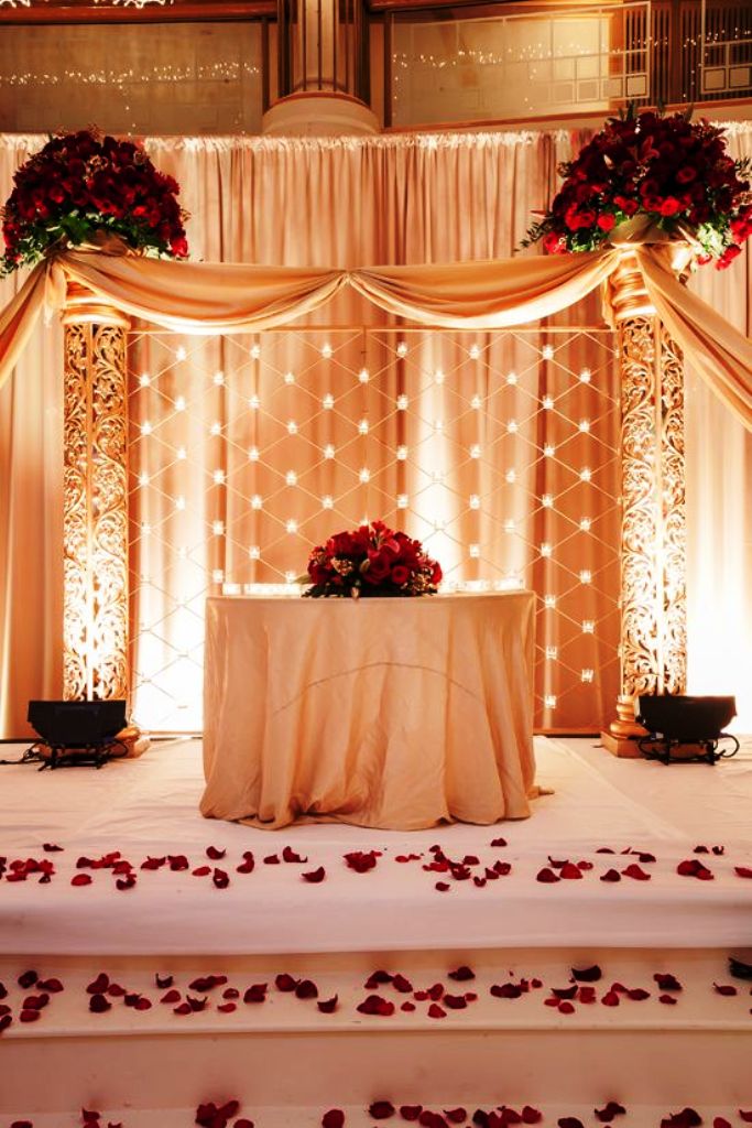 Elegant Wedding Decorations with beautiful romantic red roses