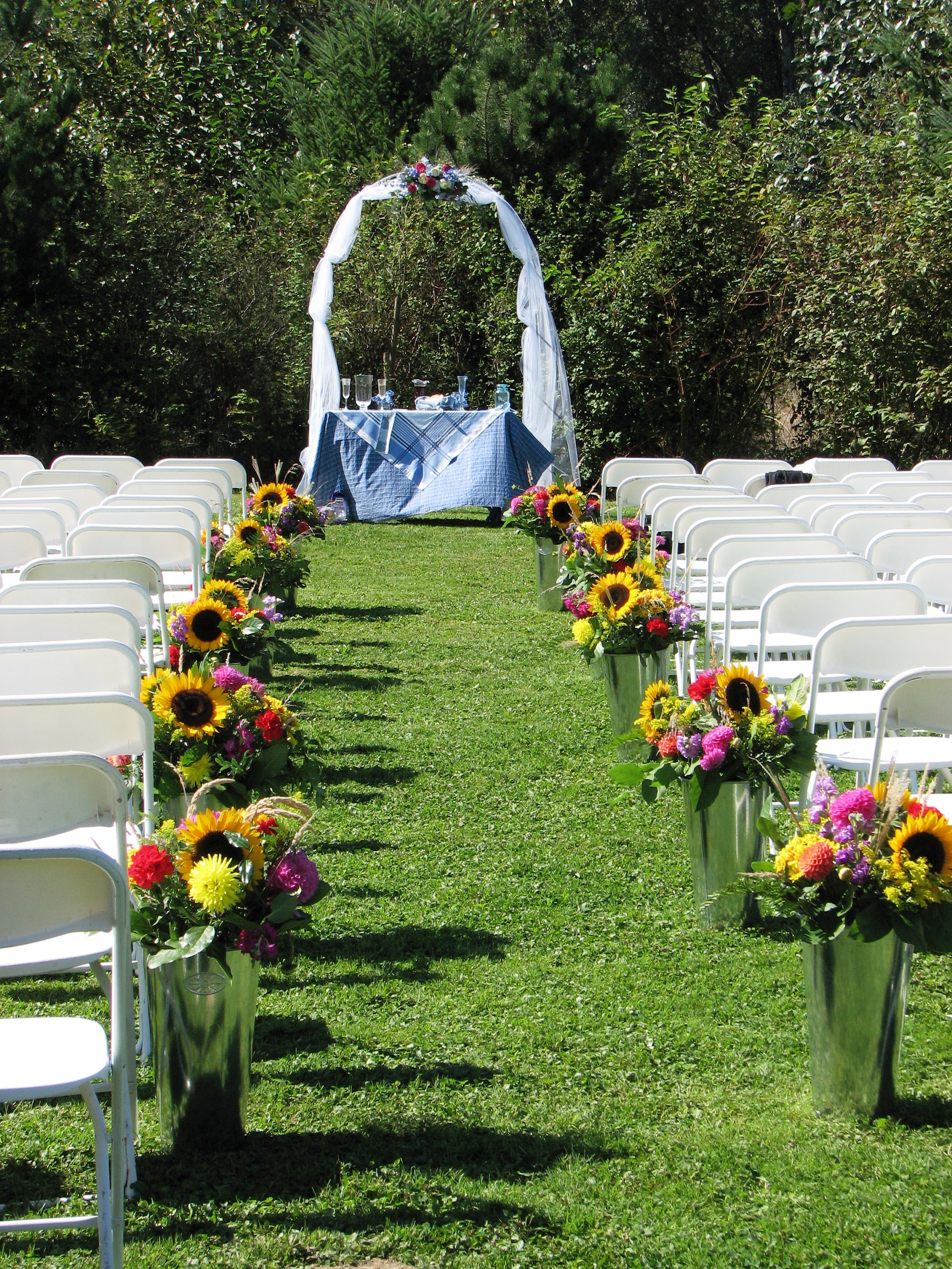 Outdoor Country Wedding Aisle Decorations
