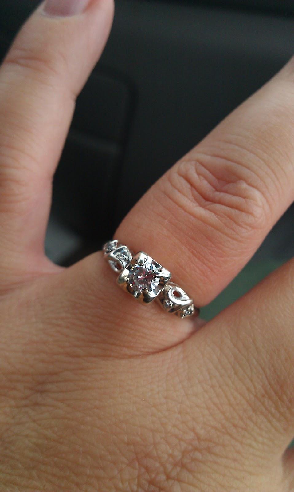 diamond-wedding-rings-on-finger