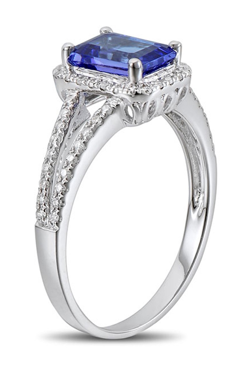 halo-diamond-engagement-ring