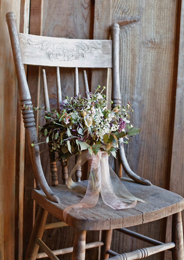 outdoor-vintage-wedding-bouquet