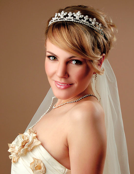 short-wedding-hairstyles-with-tiara