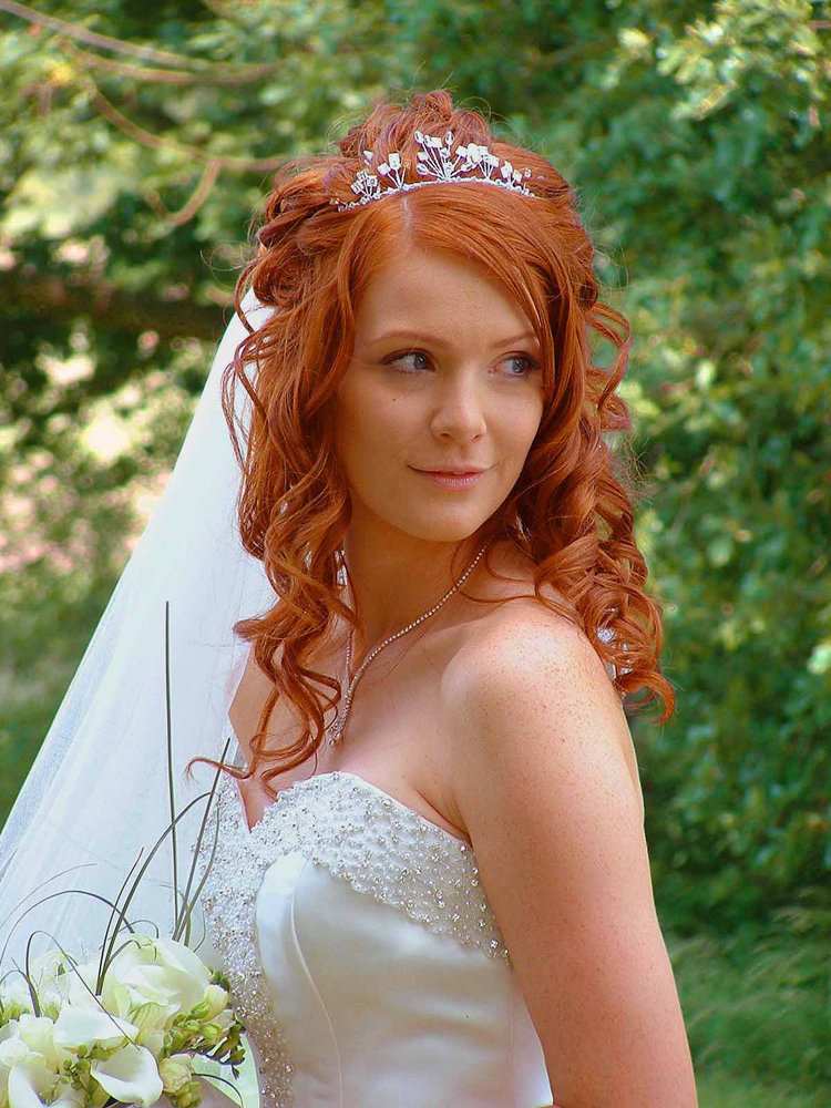 wedding-hairstyles-curly-hair-with-veil