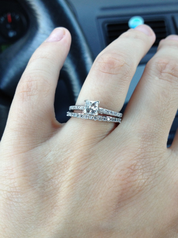 woman-wedding-ring-sets-on-finger