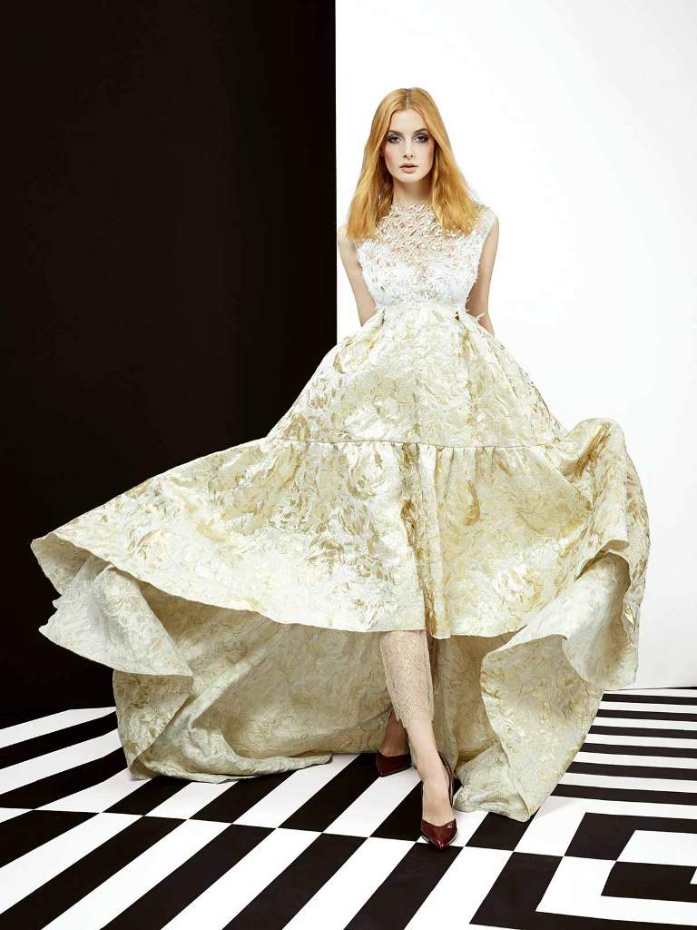 Red carpet golden dress. The skirt is slightly shorter in front and reveals a French lace pants, this is one of the fashion trends