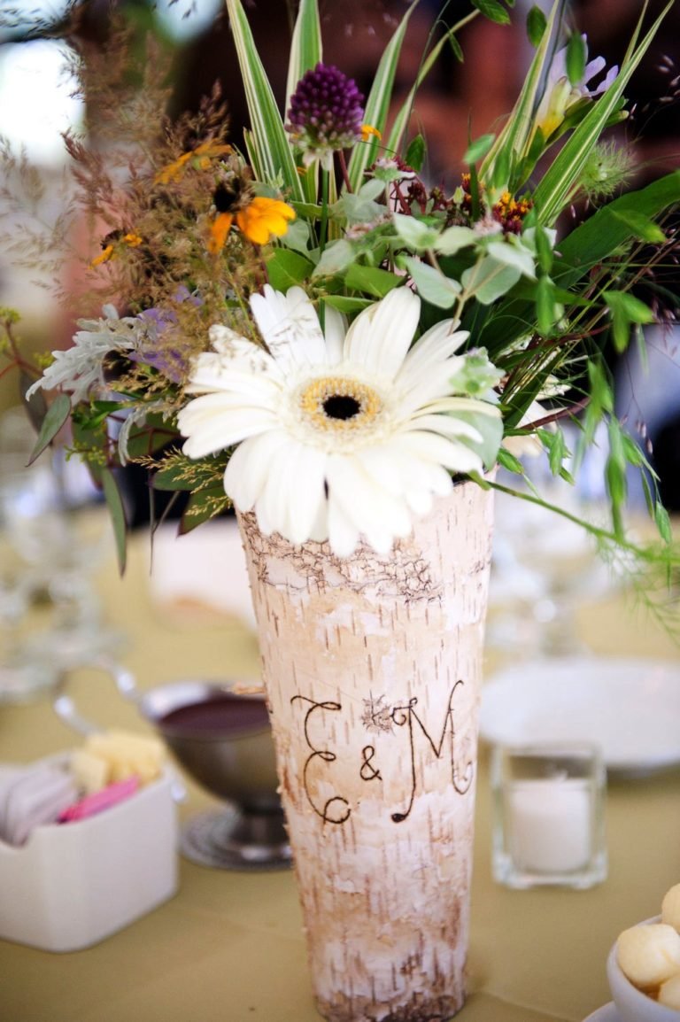 25 Cool Wood Wedding Decorations Ideas - Wohh Wedding