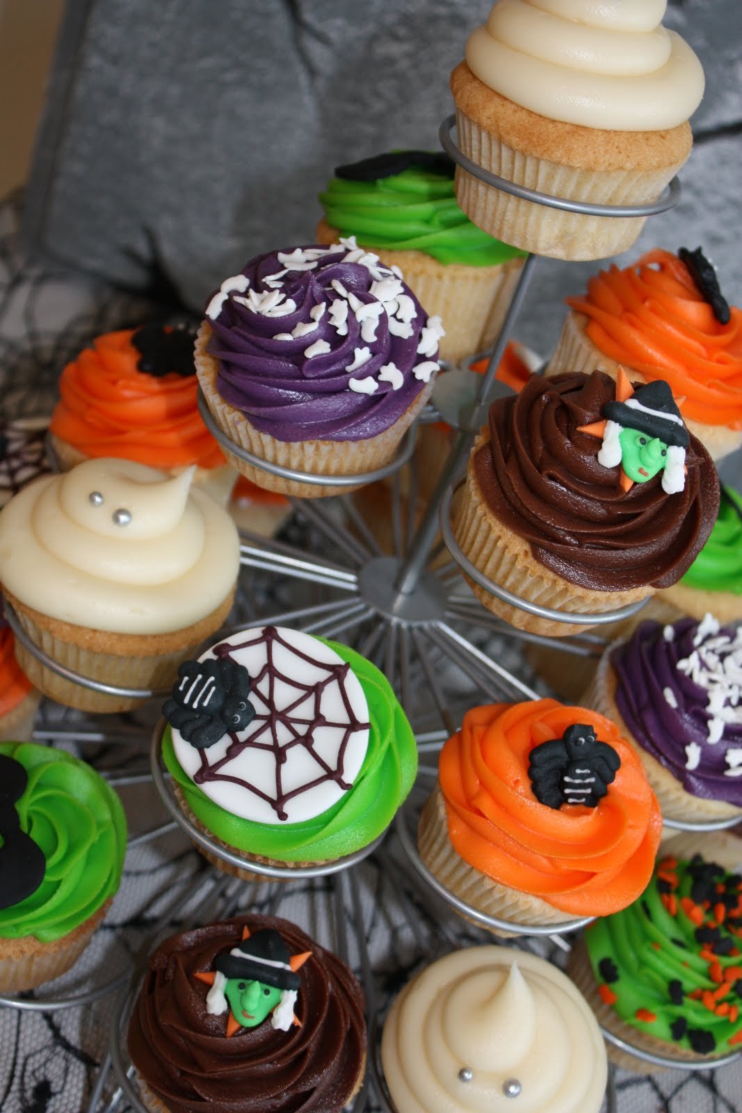 15 Amazing Halloween Wedding Cupcakes Ideas - Wohh Wedding
