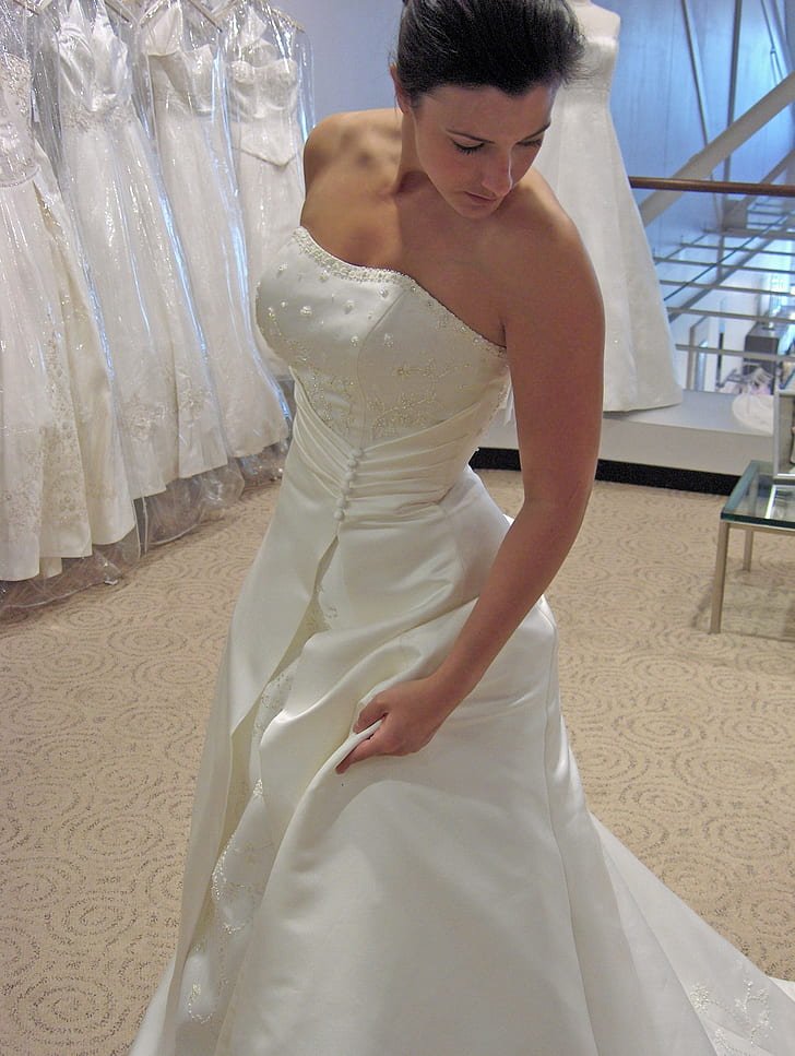 Do You Need a Designer Wedding Gown Or A Gown On A Budget?
